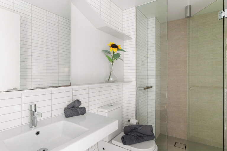 Bathroom 4, A Comfy & Stylish Apt Near Melbourne Central & QV, Melbourne