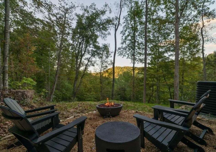 Property grounds 4, Pearl's Mountain Retreat 3 Bedroom Cabin, Sevier