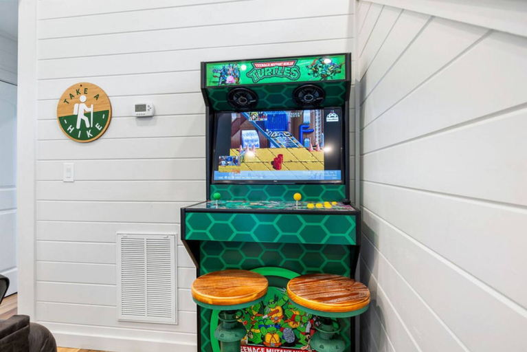 Room 5, Luxury Cabin Lake Views EV Charger Game Room, Jefferson