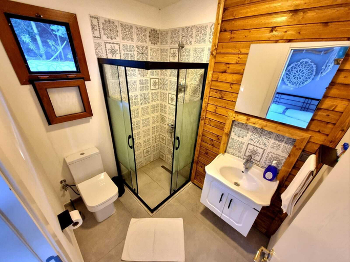 Bathroom 3, Sole Foca ( Ages 12+ ), Foça