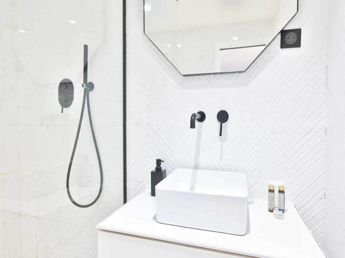 Bathroom 2, Comfort  Design for 10p - 5min from the Marais, Paris