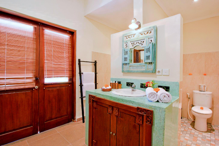 Bathroom 2, UMA LIMA 3BR -7min Beach Access & 10min to CANGGU, Badung