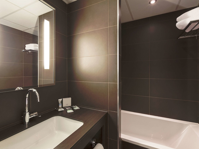 Bathroom 4, Mercure Vichy Hotel, Allier