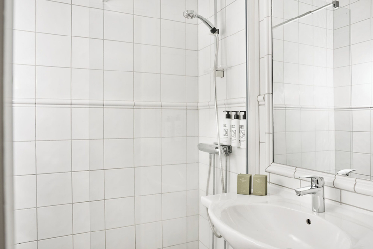 Bathroom 4, Fru Haugans Hotel, Vefsn