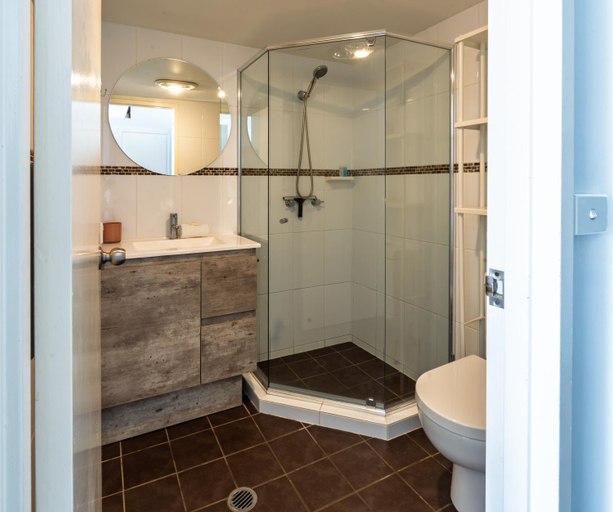 Bathroom, Beach Palms Holiday Apartments, Gold Coast