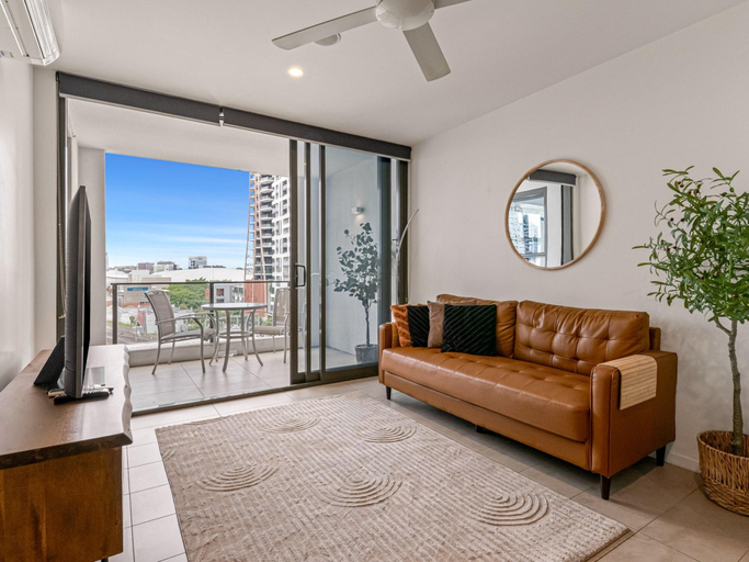 2, Stylish Apartment with Rooftop, BBQ Spa Access, Brisbane