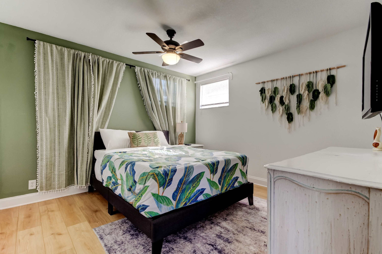 Room 2, Simple Rooftop Gem 2 Blocks 2 Beach Pets Allowed, Pinellas