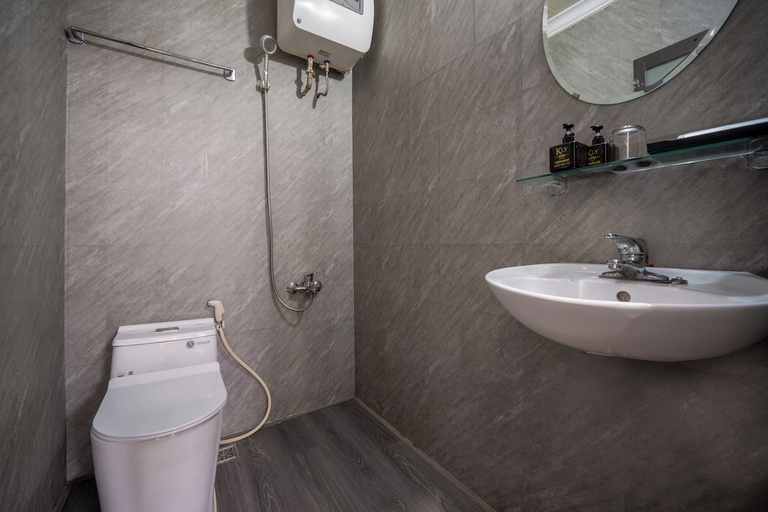 Bathroom 4, KLY Apartment Hotel, Huế