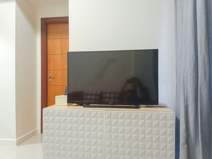 Living Area 2, Comfortable And Tidy 2Br At Vida View Apartment, Makassar
