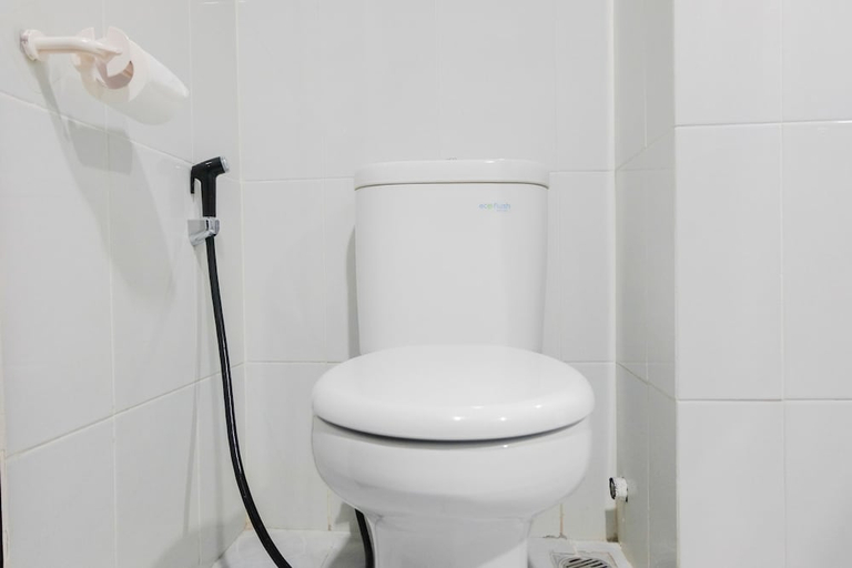 Bathroom 3, Simply Homey Studio Casa De Parco Apartment, Tangerang