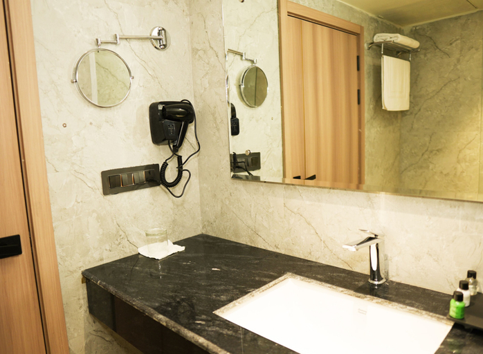Bathroom, Hotel Aroma Inn, Moradabad