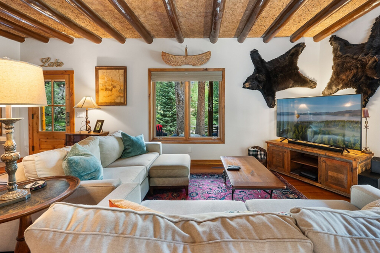 Living area 2, The River House 3 Bedroom Cabin, Grand