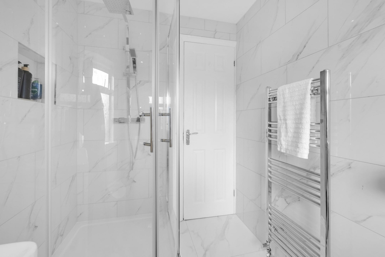 Bathroom 3, 4 Bed - Sleeps 8 - Free Parking - Garden, London