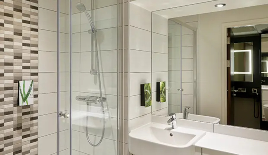 Bathroom 4, Premier Inn Dublin Cc Gloucester St South, Dublin
