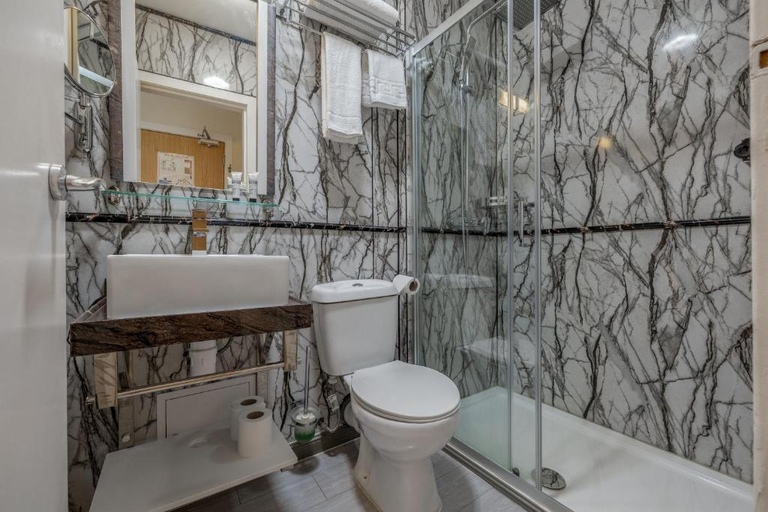 Bathroom 5, Muthu Fort William Hotel, Highland