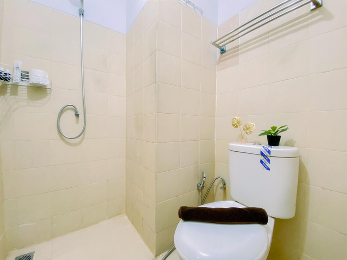 Bathroom 3, Comfort Living 1Br At Belmont Residence Puri Apartment, Jakarta Barat