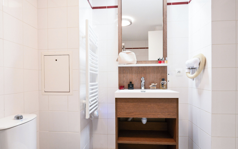 Bathroom 4, Comfort Aparthotel Versailles Saint Cyr l'Ecole, Yvelines