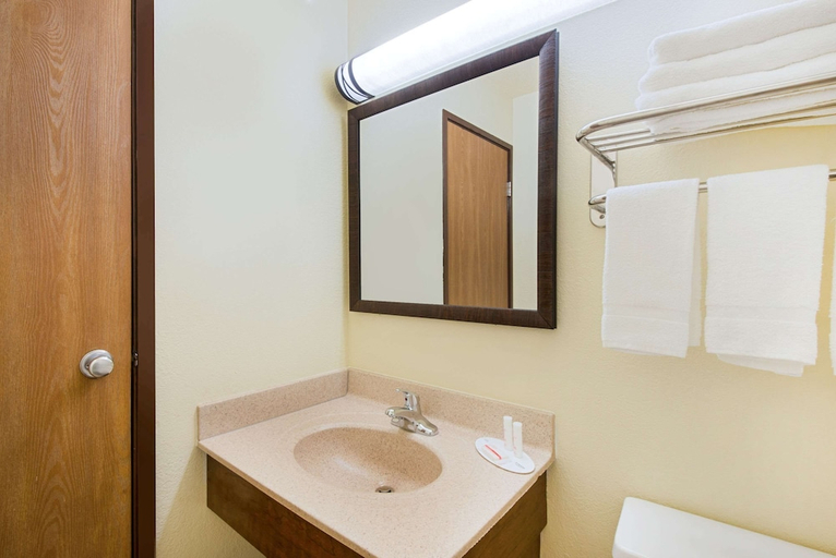 Bathroom 3, Super 8 By Wyndham Ripley, Jackson