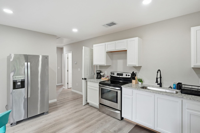 Room 2, Cozy 3BR Duplex Insuite Laundry Min to Downtown, Bexar