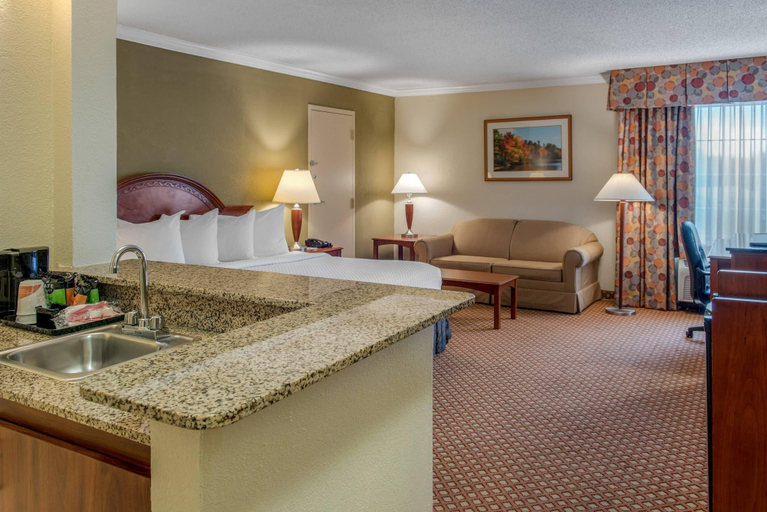 Bedroom 3, Quality Hotel Conference Center Cincinnati Blue Ash, Hamilton