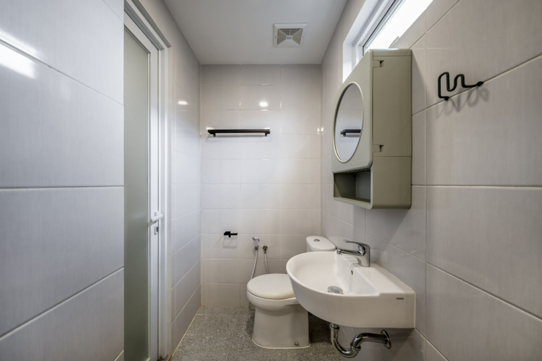 Bathroom 5, Cove Anasera, South Tangerang