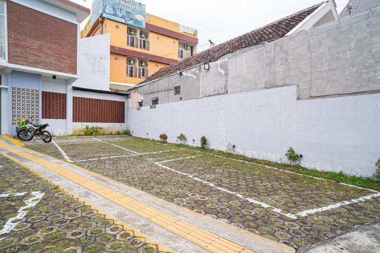 Exterior & Views 3, RedDoorz Syariah @ Mitra Guest House, Malang