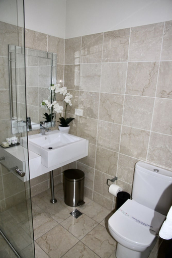 Bathroom 4, Mariners Court Hotel Sydney, Sydney