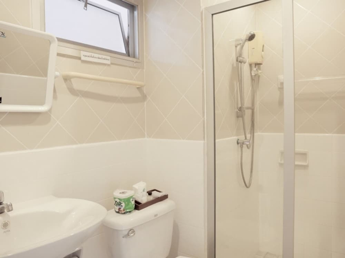 Bathroom 4, Kiatthada Resort, Lat Phrao