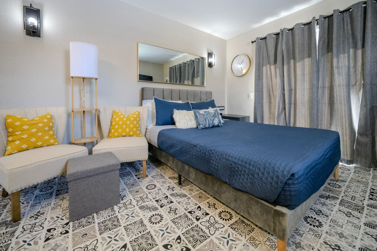 Room 4, Corner Top Floor Fall Creek Convenient to 76, Taney