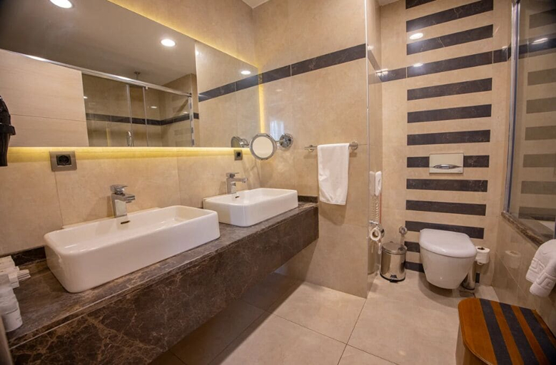 Bathroom 3, Hilly Hotel, Merkez
