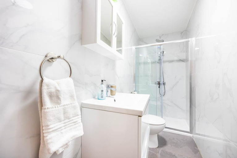 Room 3, 3 Bed 3 Bathroom Flat in Kensington A, London