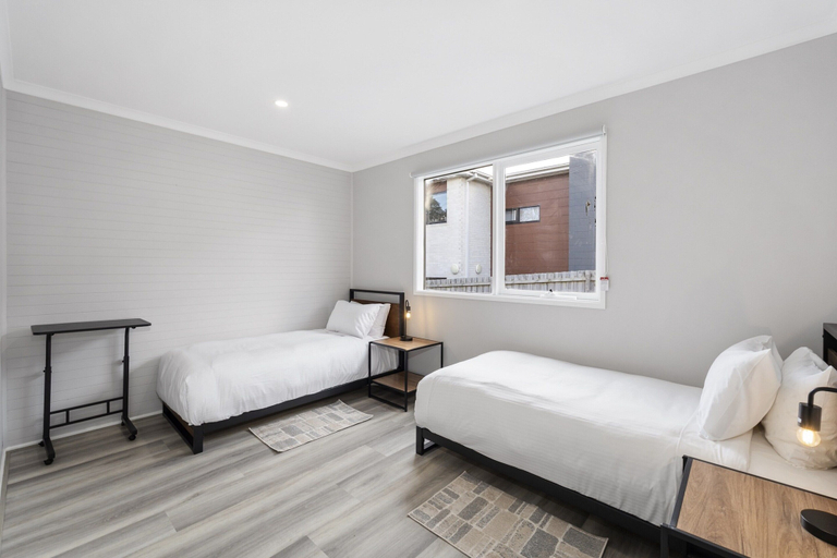 Room 3, 2-Bed Rosebud Apartment with BBQ & Garden, Melbourne