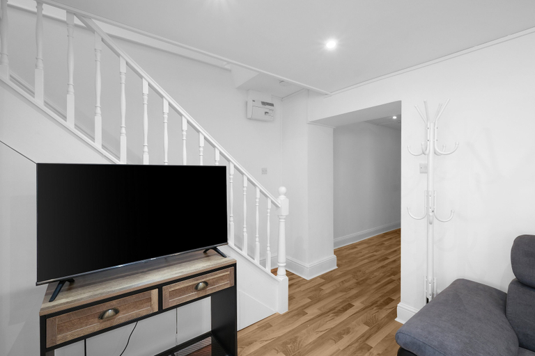 Interior 4, Luxury 3BR 2BA with Hot Tub and Garden, London