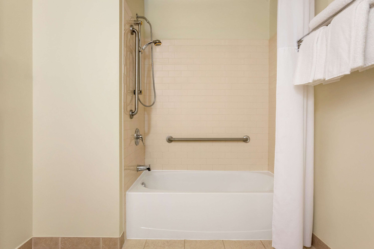 Bathroom 2, Days Inn by Wyndham Blainville Conference Centre, Thérèse-De Blainville