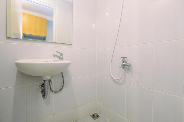 Bathroom 3, Well Furnished And Restful Studio Tokyo Riverside Pik 2 Apartment, Tangerang