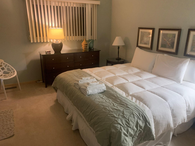 Room 4, Whittier Cottage in Douglas, Allegan