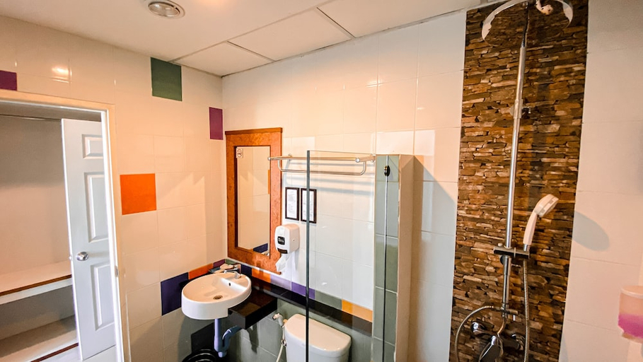Bathroom 4, K2 Hotel at Thachang, Tha Chang