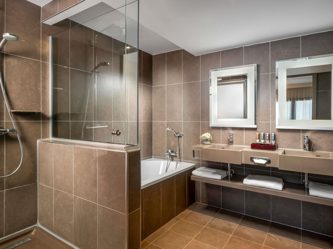 Bathroom 5, Novotel Istanbul Bosphorus, Beyoğlu