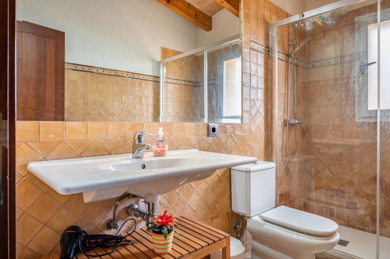 Room 2, Can Jaume la Font by Vida Villas Private Pool Walk to Restaurants, Baleares