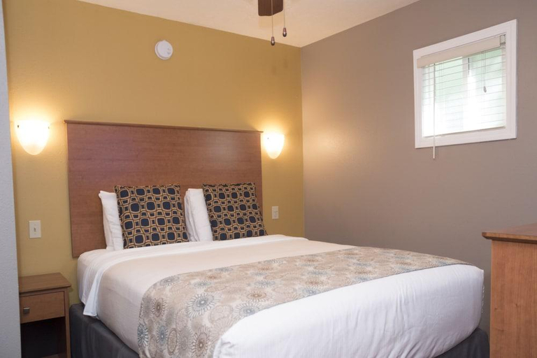 Bedroom 2, Nordic Inn & Suites, Multnomah