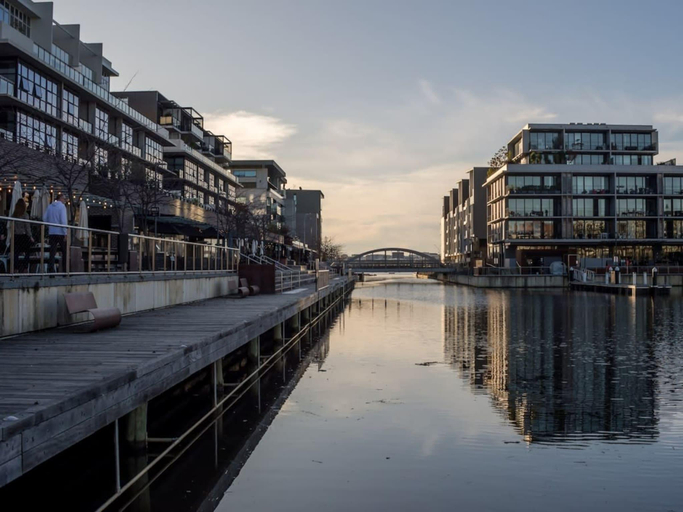Others 4, Stunning 1BR Apartment with Water Views, Canberra
