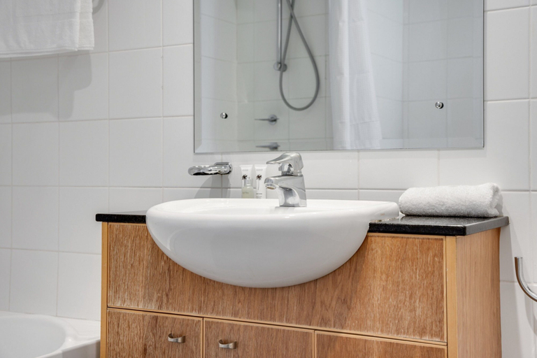 Bathroom 4, Center 1-bed With Sauna, Gym, BBQ & Parking, Canberra