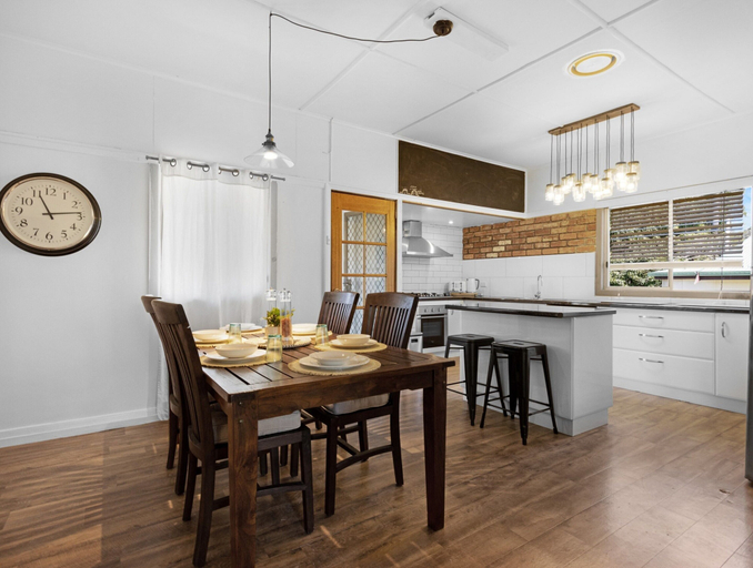 Private kitchen 5, Spacious Home Near Urangan Beachfront, Hervey Bay - Pt A