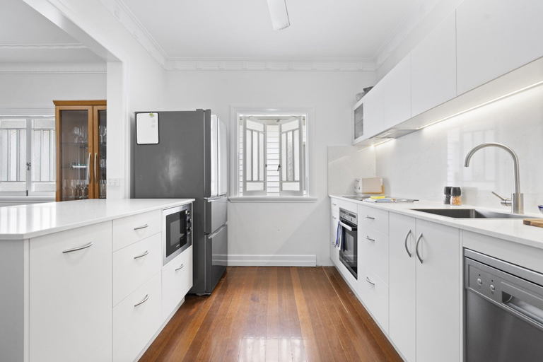 Private kitchen 5, Spacious Family Home With Garden in Quiet Suburb, Kedron