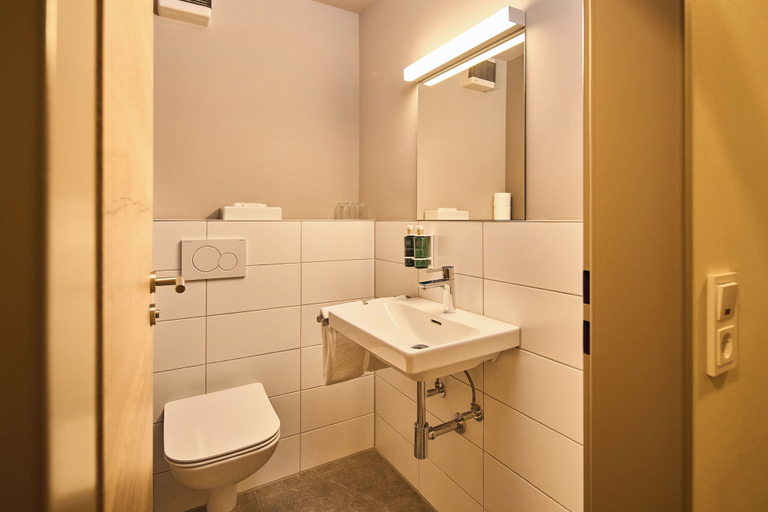 Bathroom 5, Hotel-Restaurant Berghof, Fulda