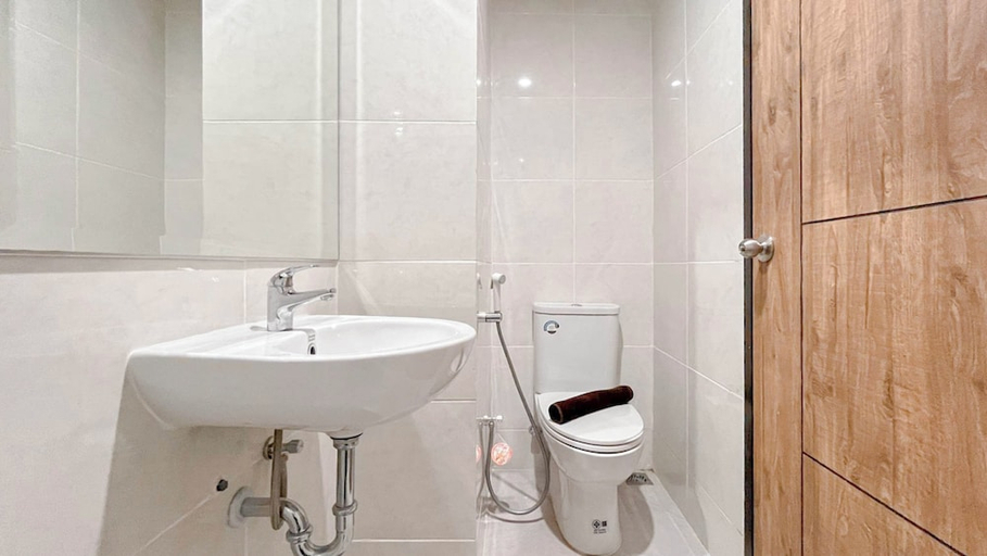 Bathroom 2, The Luxury Studio At Delft Ciputra Makassar Apartment, Makassar