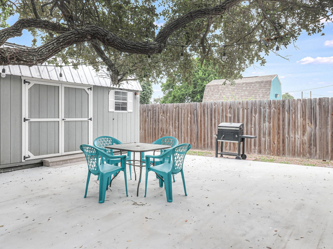 Outdoor dining 2, Merry Macaw Rp203b 1 Bedroom Duplex by RedAwning, Aransas