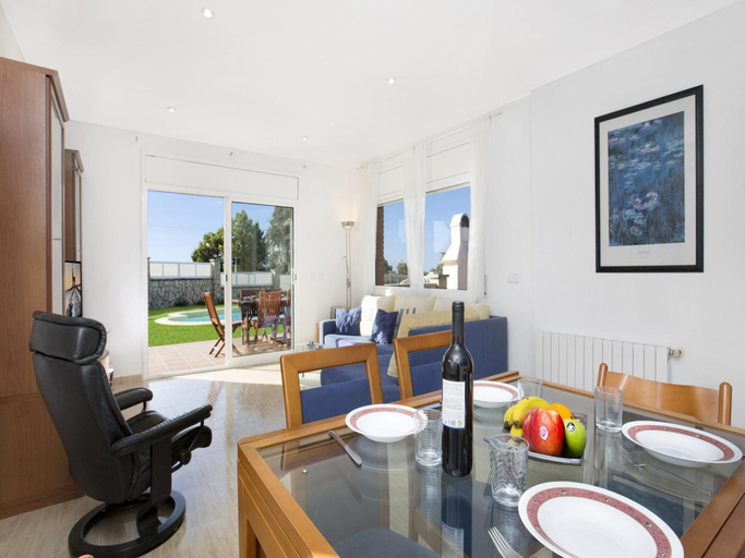 4, Serene Villa With Pool and Outdoor Dining, Girona