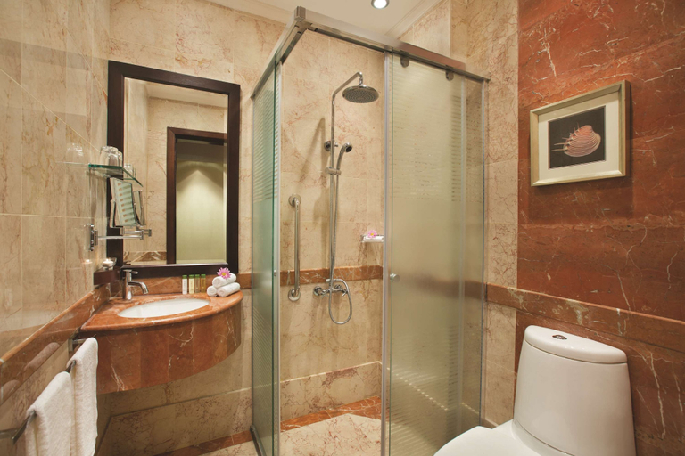 Bathroom 5, DoubleTree by Hilton Dhahran, Al Khobar