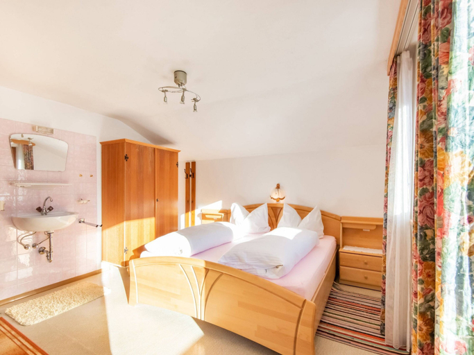 Room 5, Chalet in Hainzenberg Near Ski Slopes, Schwaz